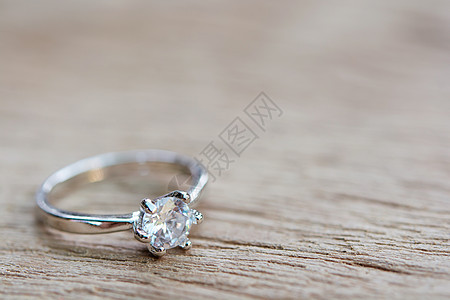钻石戒指 有复制空间的木板木上的结婚戒指婚礼夫妻婚姻仪式结婚戒指圆圈订婚调子艺术新娘图片