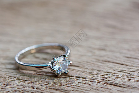 钻石戒指 有复制空间的木板木上的结婚戒指木头调子订婚庆典圆圈钻戒婚礼珠宝结婚戒指仪式图片