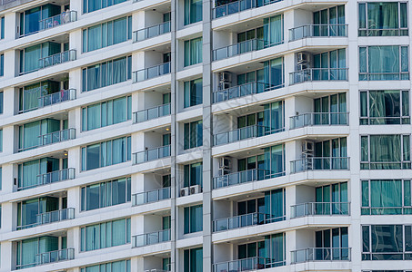 外出公寓楼窗户房地产阳台蓝色天空住宅建筑玻璃城市房子图片