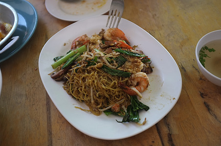 香港式鸡蛋炒虾面盘子美食油炸食物餐厅健康面条蔬菜午餐海鲜图片