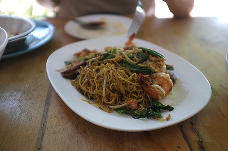 香港式鸡蛋炒虾面海鲜盘子食物法庭面条蔬菜健康餐厅筷子午餐图片