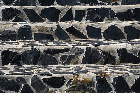在街道上的石台阶由黑石头和灰色水泥制成途径建筑花园地面岩石小路古董路面建筑学花岗岩图片