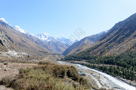 夏季 从喜马拉雅山脉的远足小径看山谷景观 从 Chitkul 村 Sangla 山谷全景 印度喜马偕尔邦 2020 年 11 月图片