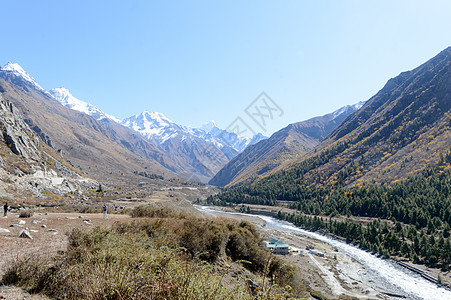 夏季 从喜马拉雅山脉的远足小径看山谷景观 从 Chitkul 村 Sangla 山谷全景 印度喜马偕尔邦 2020 年 11 月图片