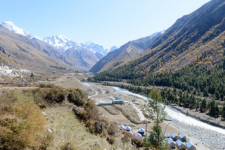 夏季 从喜马拉雅山脉的远足小径看山谷景观 从 Chitkul 村 Sangla 山谷全景 印度喜马偕尔邦 2020 年 11 月图片
