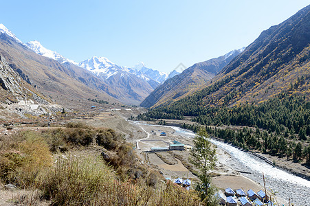 夏季 从喜马拉雅山脉的远足小径看山谷景观 从 Chitkul 村 Sangla 山谷全景 印度喜马偕尔邦 2020 年 11 月图片