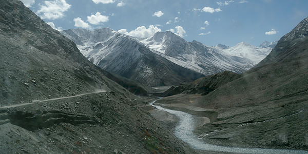 形喜马拉雅山谷 河流蜿蜒而下 一个互锁重叠的山脊 V 形山谷 从河岸的另一侧延伸到一个凹弯处高地谷型爬坡全景目的地远足视角旅游雪图片