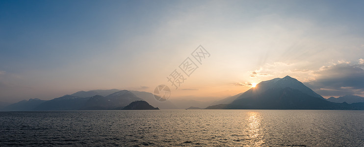 科莫湖日落顶峰环境湿度旅游天空季节爬坡旅行全景高山图片