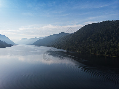 Altai山Teletskoye湖空中观视涟漪边缘天空岩石松树地平线环境阳光绿树风景图片