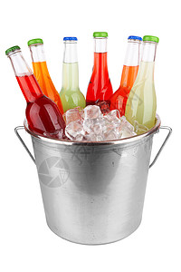 冰中的瓶子柠檬果汁玻璃派对碳酸金属白色苏打绿色橙子图片