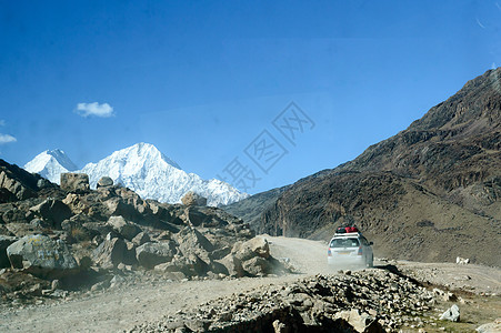 驾驶在弯曲的山蜿蜒的道路上的远足汽车 带领旅行车往珠穆朗玛峰大本营 壮观的多山喜马拉雅冰川谷风景在背景中 尼泊尔 印度 2019图片