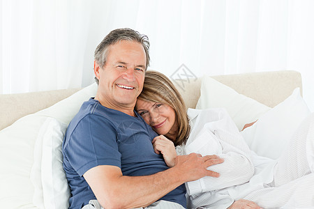 老一对躺在床上的老夫妇说谎枕头睡衣幸福丈夫女性头发男人夫妻女士图片