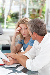 绝望的夫妇计算他们的家庭帐单成人妻子计算器专注女性沙发长椅黑发债务账单图片