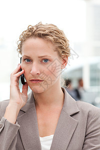 美丽的女商务人士在办公室打来电话商务老板讨论风暴推介会主席公司房间行政人员人士图片