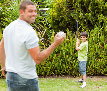 快乐的父亲和儿子在打棒球友谊男性享受生活公园微笑孩子幸福手套男生图片