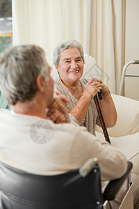 年长夫妇在医院里交谈图片