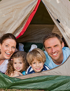 快乐的家庭在花园里露营母亲后代父亲儿子兄弟森林童年帐篷树木女儿图片