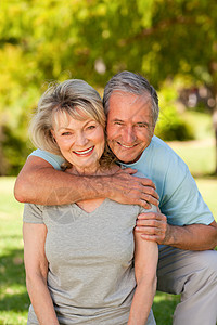 一对可爱的老夫妇的肖像女性眼镜微笑男性夫妻乐趣喜悦妻子丈夫退休图片