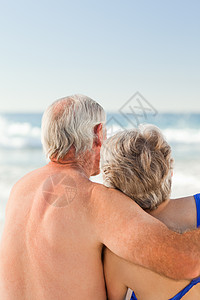 看着海的一对夫妇海洋女性腹部男人微笑男性老年天空丈夫腰部图片