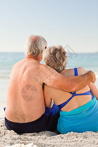 看着海的一对夫妇内衣海洋女性男人游泳衣退休身体老年微笑男性图片