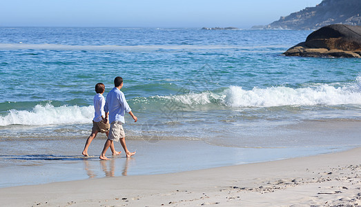 夫妇在海滩上散步海滨微笑女士娱乐海滩热带天空旅行假期男性图片