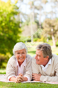 在公园里躺着的一对成熟夫妇拥抱女性农村女士夫妻微笑男性座位退休男人图片