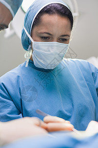 手术病人的医生团队监视器卫生男性手套医院男人制服操作临床图片