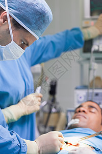 手术医生团队医院夹子手术室蓝色手套混血工具临床监视器图片