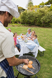 取笑大家族 由父亲用厨师帽烤烤烤肉图片