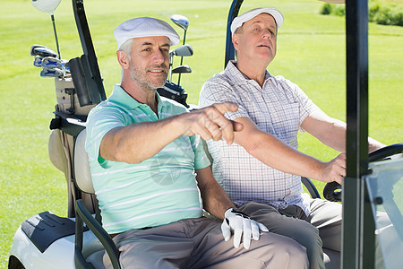 高尔夫朋友在高尔夫大鼓里开车快乐微笑手套高尔夫球男性晴天阳光服装活动时间图片
