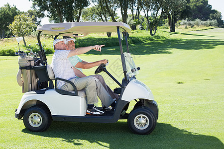 高尔夫朋友在高尔夫大鼓里开车服装手套时间休闲友谊绿色高尔夫球活动阳光运动员图片