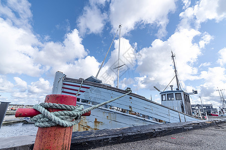 在斯堪的纳维亚港的渔船 蓝色图片
