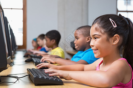 同学们计算机班的可爱学生电脑室键盘课堂混血男生女孩班级技术小学微笑背景