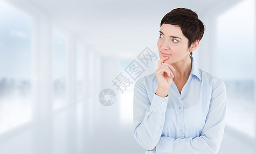深思熟虑的女商务人士在下巴上握手的复合形象衬衫门厅计算机女性大厅商务数字快乐房间窗户图片
