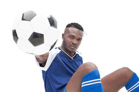 严重足球运动员的肖像黑色男人活动蓝色男性球衣扇子运动支持者播放器背景图片