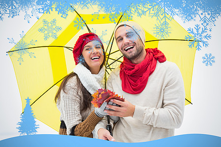 带着雨伞和树叶的衣着温暖衣服 有吸引力的年轻夫妇综合形象衣物微笑计算机男性快乐感情情人女朋友头发围巾图片