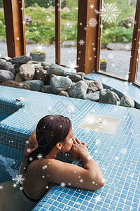 黑发在按摩浴缸里放松的复合图像女士享受热水水疗池棕色温泉瓷砖窗户中心比基尼图片