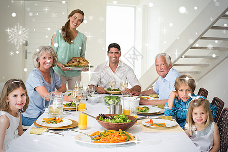 家庭在餐桌吃饭的复合图像图象老年成人女儿盘子家居便服爷爷父亲男性星星图片