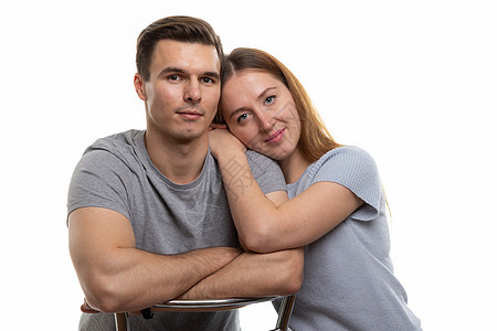 白色背景的一对欧洲年轻夫妇的肖像图片