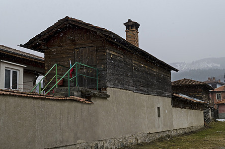 真正的独特住宅区 在雪瀑上涂有明亮彩色房屋 石墙 木窗 verandahs和图画小屋的壁画镇历史降雪古董文化建筑学阳台游客窗户季图片