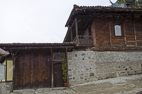 真正的独特住宅区 在雪瀑上涂有明亮彩色房屋 石墙 木窗 verandahs和图画小屋的壁画镇季节文化游客房子旅行建筑学古董木头框图片