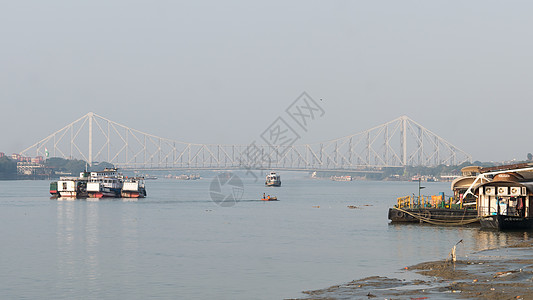 全景风景 Hooghly 河上的豪拉桥 2020 年 1 月 印度西孟加拉邦加尔各答 Babu Ghat 加尔各答河滨地区冬季日图片