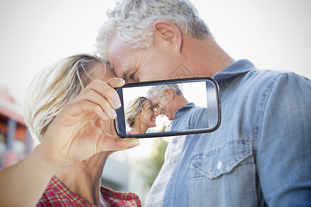 情侣在智能手机上自拍闲暇电话男性微笑金发女性女士浅色头发技术图片