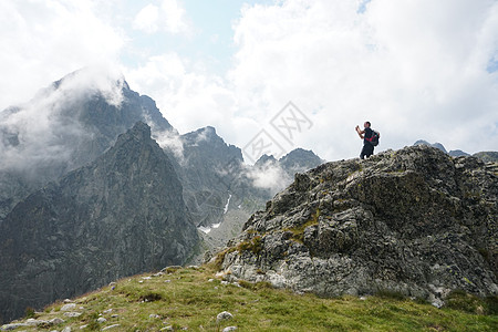 具有徒步登山设备的人在斯洛伐克塔特拉高山上行走背景中的土地远足者墙纸探索登山森林远足边缘风险顶峰图片