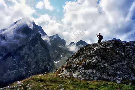 具有徒步登山设备的人在斯洛伐克塔特拉高山上行走背景中的环境调子探索风险旅游墙纸山脉远足边缘土地图片