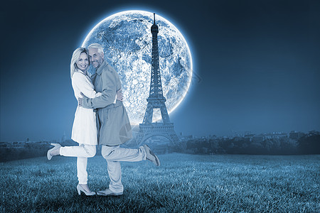 快乐情侣穿着战壕大衣的复合图像计算机男人微笑女性情怀男性夫妻城市月亮风衣图片