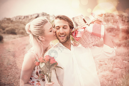 可爱的情侣去野餐 与女人亲吻男朋友的脸颊面包男人衬套闲暇裙子浅色头发女士小路衬衫图片