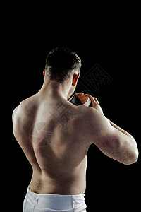 有球的光着膀子的美式足球运动员体育男性运动四分卫面漆肌肉专注战绘男人黑色图片