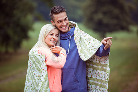 幸福的情侣拥抱在毯子下感情男性夫妻快乐娱乐活动微笑风景闲暇冒险家背景图片
