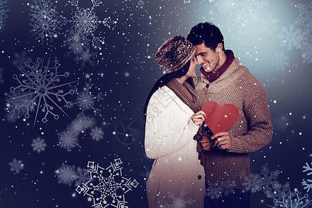 年轻情侣微笑和拥抱的复合形象天气保暖羊毛快乐亲密感卡片暴风雪夫妻女朋友男人图片